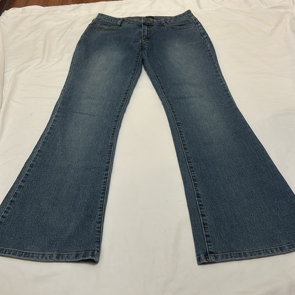 Women’s Flare Jeans size S waist is 28” inseam is 30” - Picture 3 of 4